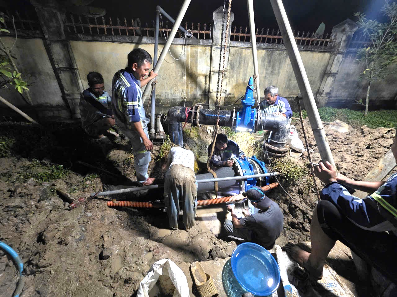 Xuyên đêm khắc phục sự cố đường ống cấp nước sạch D500- Tinh thần tốc độ của cán bộ công nhân viên Công ty Cổ phần Đô thị Ninh Hòa